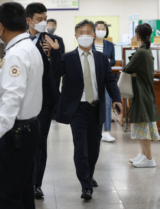 '버닝썬 경찰총장' 윤규근 2심서 벌금형      (서울=연합뉴스) 김인철 기자 = 가수 승리(본명 이승현) 측과 유착한 혐의로 기소됐지만 1심에서 무죄를 선고받았던 이른바 '버닝썬 경찰총장' 윤규근 총경이 20일 서초구 서울고등법원에서 열린 항소심 선고 공판에 출석하기 위해 법정으로 향하고 있다.      이날 서울고법은 윤 총경에게 무죄를 선고한 1심을 깨고 자본시장법 위반·증거인멸 교사 혐의를 유죄로 인정해 벌금 2천만원을 선고하고, 추징금 319만원을 명령했다. 2021.5.20      yatoya@yna.co.kr  (끝)